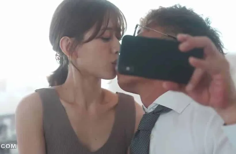 Thấy Người vợ hơi lạ, Anh xã xem điện thoại Cô vợ và thấy cảnh chịch với quản lý của mình