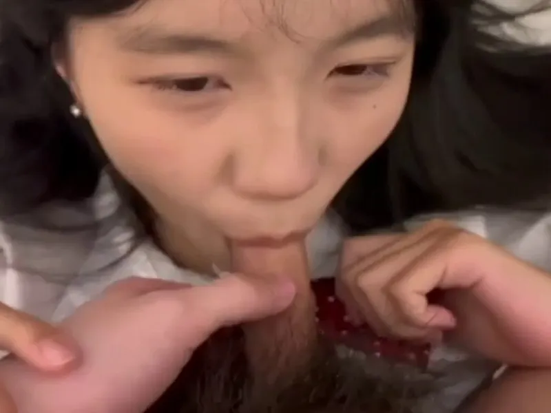 Em loli dễ thương mút của quý biến em thành con em đĩ dam dang p2